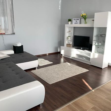 Modern Two Bedroom Flat With Balcony Lenti Zewnętrze zdjęcie
