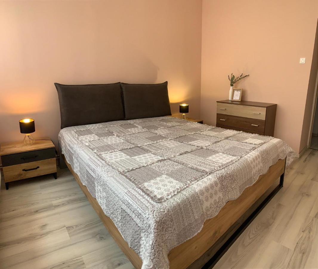 Modern Two Bedroom Flat With Balcony Lenti Zewnętrze zdjęcie