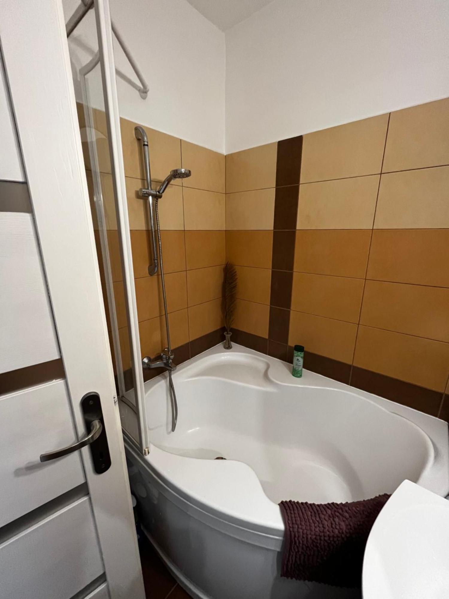 Modern Two Bedroom Flat With Balcony Lenti Zewnętrze zdjęcie